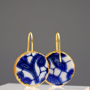 Inspiriert von der ikonischen blau-weißen Keramik Delfts, sind die Delft Ohrringe eine Hommage an niederländische Kunstfertigkeit und präzises Handwerk. Gefertigt aus hochwertigem Audrey Blackman Porzellan, zeigen diese Ohrringe klare blaue Muster auf einem makellosen weißen Untergrund, der an die Delfter Fliesen erinnert.
