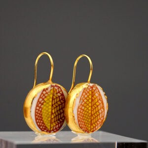 Kräftige Farben und markante Muster – die Funny Valentine Hot Red Ohrringe sind das perfekte Accessoire für ausdrucksstarke Looks.