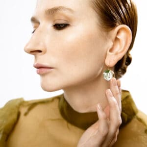Diese Ohrringe vereinen lebendige Grünnuancen und zarte Blattmuster mit einem eleganten Rahmen aus 24-karätigem Gold. Ihre beidseitige Gestaltung sorgt für eine harmonische Ausstrahlung aus jedem Blickwinkel.
