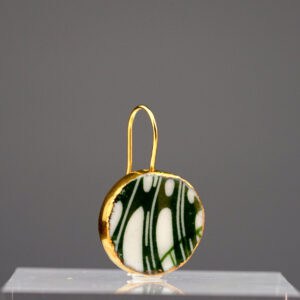 Diese Ohrringe vereinen lebendige Grünnuancen und zarte Blattmuster mit einem eleganten Rahmen aus 24-karätigem Gold. Ihre beidseitige Gestaltung sorgt für eine harmonische Ausstrahlung aus jedem Blickwinkel.
