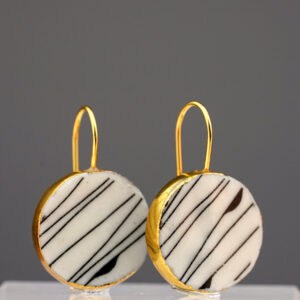 Diese Ohrringe vereinen dezente Schwarz-Weiß-Muster mit einem fein gearbeiteten Rahmen aus 24-karätigem Gold. Ihre beidseitige Gestaltung bewahrt die zeitlose Raffinesse aus jedem Blickwinkel.
